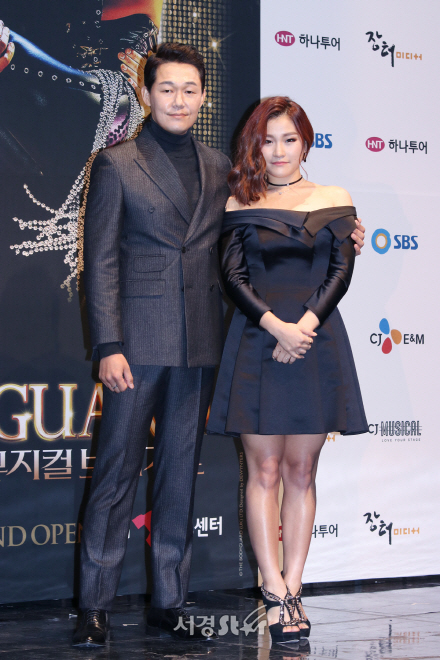 배우 박성웅과 손승연이 21일 열린 뮤지컬 ‘보디가드’ 제작발표회에서 포토타임을 갖고 있다.