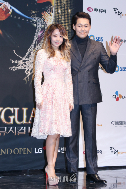 배우 이은진(양파)과 박성웅이 21일 열린 뮤지컬 ‘보디가드’ 제작발표회에서 포토타임을 갖고 있다.