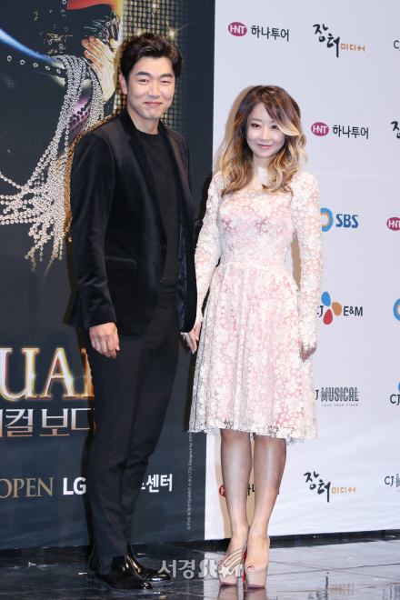 배우 이종혁과 이은진(양파)이 21일 열린 뮤지컬 ‘보디가드’ 제작발표회에서 포토타임을 갖고 있다.