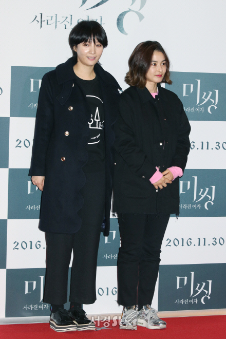 배우 조은지와 강혜정이 21일 열린 영화 ‘미씽: 사라진 여자’ VIP 시사회에 참석해 포토타임을 갖고 있다.