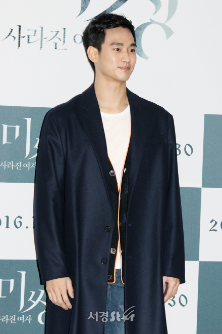 배우 김수현이 21일 열린 영화 ‘미씽: 사라진 여자’ VIP 시사회에 참석해 포토타임을 갖고 있다.
