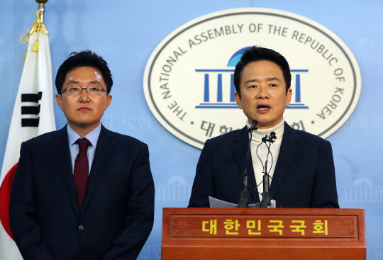 남경필(오른쪽) 경기지사와 김용태 의원이 22일 오전 국회 정론관에서 새누리당 탈당 기자회견을 하고 있다. /연합뉴스