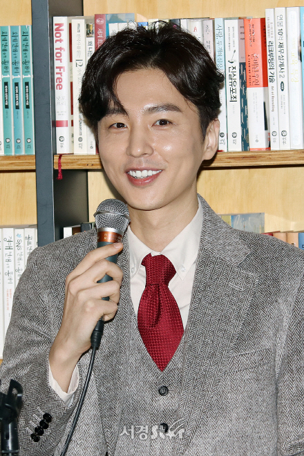 배우 신동욱이 22일 열린 자신의 첫 장편소설 ‘씁니다, 우주일지’ 간담회에서 인사말을 하고 있다.
