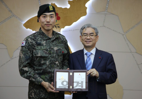 배상문이 22일 아너 소사이어티 인증패를 받고 박찬봉 공동모금회 사무총장과 함께 기념촬영을 하고 있다. /사진제공=사랑의열매 사회복지공동모금회