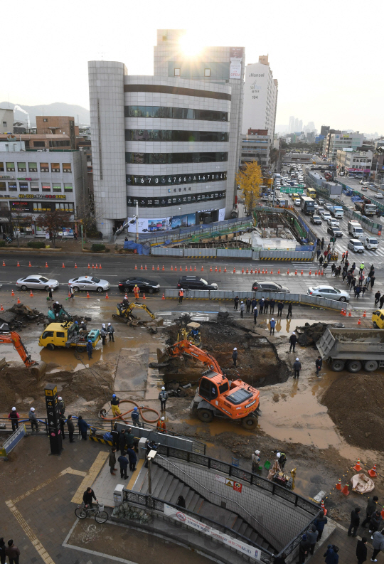 22일 오후 1시 45분께 서울 송파구 지하철 9호선 석촌역 부근에서 상수도관이 터져 인근 도로가 물바다가 됐다. 소방 및 공사관계자가 복구작업을 하고 있다. 이날 사고는 석촌역 9호선 공사를 하던 도중 4번 출구쪽 상수도관이 파열돼 발생한 것으로 추정된다./권욱기자ukkwon@sedaily.com