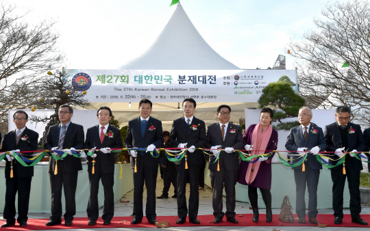김용하(사진 왼쪽에서 다섯번째) 산림청 차장과 관계자들이 정부대전청사에서 개최된 대한민국 분재대전 개막식에서 테이프 커팅을 하고 있다. 사진제공=산림청