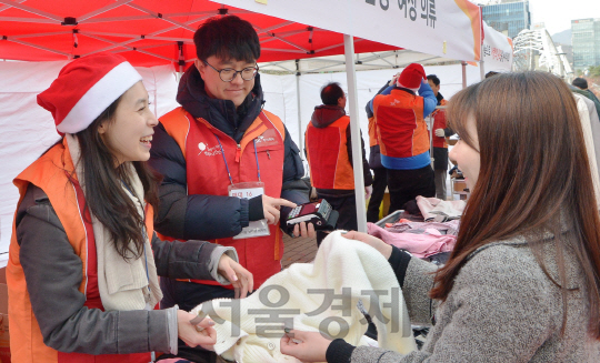 22일 판교 유스페이스 광장에서 열린 SK행복나눔바자회에서 자원봉자자로 나선 SK 구성원들이 물건을 판매하고 있다./사진제공= SK SUPEX추구협의회