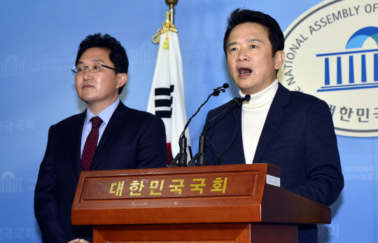 남경필(오른쪽) 경기지사와 김용태 의원이 22일 오전 국회 정론관에서 새누리당 탈당 기자회견을 하고 있다./이호재기자