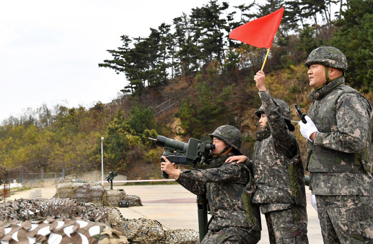 해군 6항공전단 소속 김아영(왼쪽 첫번째) 하사와 이지영(가운데) 하사가 지난 21일 서해안 안흥 사격장에서 휴대용 대공무기 신궁 실사격훈련을 수행하고 있다. /사진제공=해군6항공전단