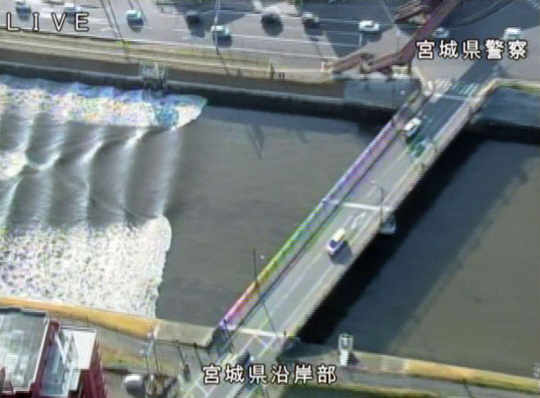 22일 후쿠시마현 앞바다에서 발생한 규모 7.4의 강진과 이어진 쓰나미 여파로 인근 지역인 미야기현의 스나오강 하류에서 강물이 역류하고 있다. /미야기현 경찰청