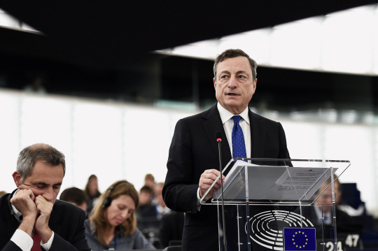 21일(현지시간)마리오 드라기 ECB총재가 프랑스 스트라스부르에서 개최된 유럽의회에 출석해 발언하고 있다./스트라스부르=AFP연합뉴스