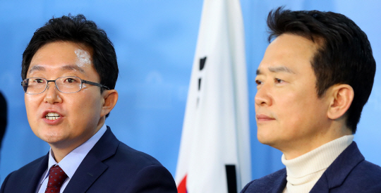 남경필(오른쪽) 경기지사와 김용태 의원이 22일 오전 국회 정론관에서 새누리당 탈당 기자회견을 하고 있다. /연합뉴스