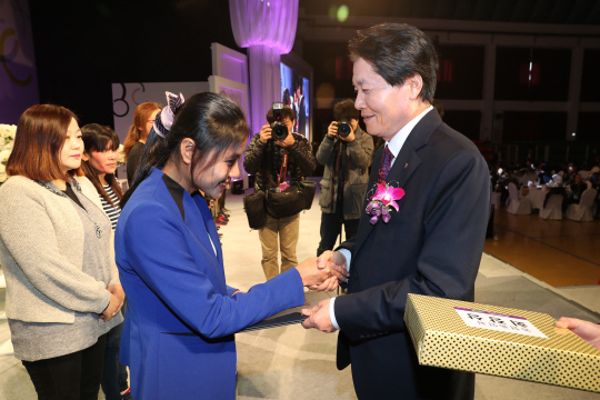 농협중앙회는 22일 경기도 안성시 안성팜랜드에서 ‘농촌 다문화 가족 어울림 한마당 축제’를 진행했다고 밝혔다. 김병원(오른쪽) 농협중앙회장이 가족 지원사업 교육생 가운데 농업에 종사하는 우수 이민여성농업인에 대한 시상을 하고 있다. /사진제공=농협중앙회