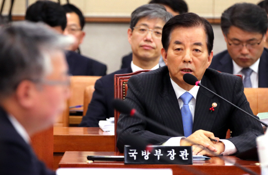 한민구 국방부 장관이 22일 서울 여의도 국회에서 열린 법제사법위원회 전체회의에서 ‘한일군사정보보호협정’과 관련된 현안 질의에 답하고 있다. /서울=연합뉴스