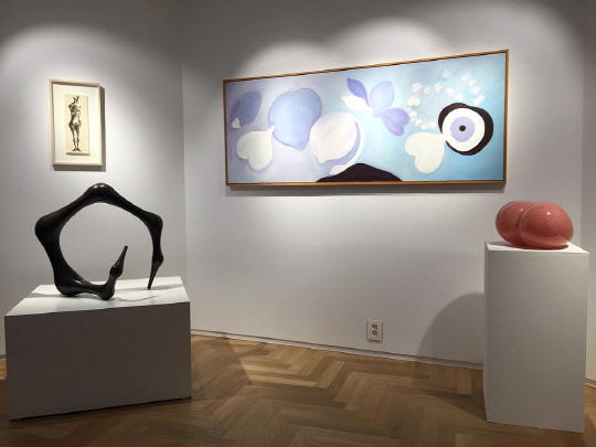 원로조각가 최만린의 드로잉과 조각(왼쪽)이 중견화가 원애경의 회화, 유리조형물과 갤러리ERD에 함께 전시돼 ‘생명력’에 대해 한 목소리를 낸다.