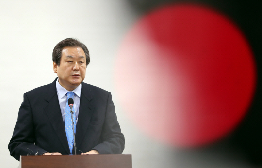 새누리당 김무성 전 대표가 23일 오전 국회 의원회관에서 기자회견을 열고 취재진의 질문을 받고 있다. /연합뉴스