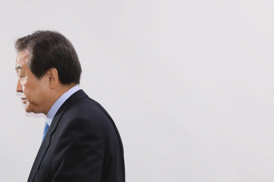 김무성 새누리당 전 대표가 23일 오전 국회 의원회관에서 대선 불출마 선언을 한 뒤 기자회견장을 떠나고 있다. /연합뉴스