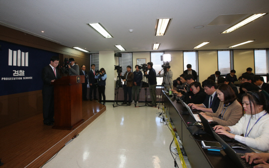 20일 오전 서초구 서울중앙지검에서 이영렬 서울중앙지검장이 최순실 의혹 관련 수사발표를 하고 있다.  /연합뉴스