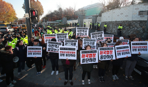 시민단체 관계자들이 23일 오전 서울 용산구 국방부 앞에서 한일군사정보협정 서명에 반대하는 팻말을 들고 있다./연합뉴스