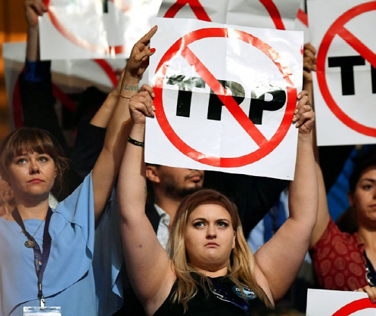 무역 갈등 - 지난 7월 필라델피아 민주당 전당대회 첫 날, 시위자들이 TPP에 대한 반대 입장을 표출하고 있다.