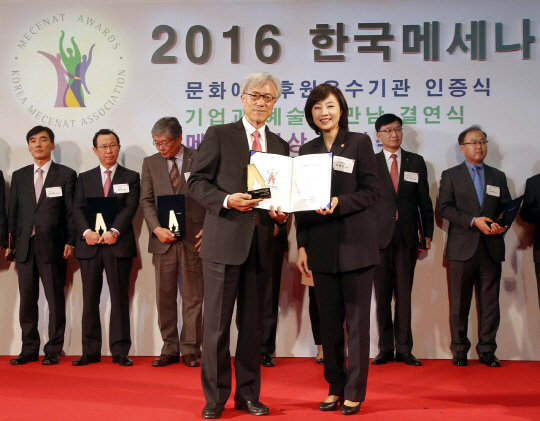 박세준(왼쪽) 한국암웨이 대표가 22일 서울시 중구 조선호텔에서 열린 ‘2016 한국메세나대회’에서 외국계 기업으로는 유일하게 ‘문화예술후원우수기관’으로 선정돼 조윤선 문화체육관광부 장관으로부터 상패를 전달받고 있다. 한국암웨이는 2012년부터 5년간 한국조각가협회 성남지부와 공동 전시를 진행하는 한편 ‘드림아트 프로젝트’라는 이름으로 대학생 및 신진작가에게 전시기회를 제공했다. 또한 다양한 어린이 문화예술 교육을 지원한 공로를 인정받아 수상 기관에 선정됐다. /사진제공=한국암웨이