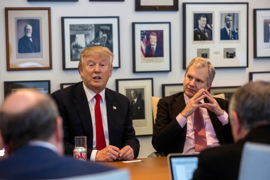 도널드 트럼프(왼쪽) 미국 대통령 당선인이 22일(현지시간) 미 일간지 뉴욕타임스(NYT)를 방문해 아서 슐츠버그 주니어(오른쪽) NYT 발행인과 함께 기자들과 문답을 주고받고 있다. 　 /뉴욕=AP연합뉴스