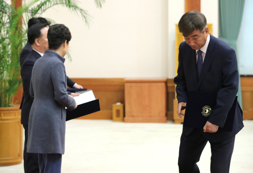 최재경 민정수석이 18일 오후 청와대에서 열린 신임 정무직 임명장 수여식에서 박근혜 대통령으로부터 임명장을 받은 뒤 돌아서고 있다. / 연합뉴스