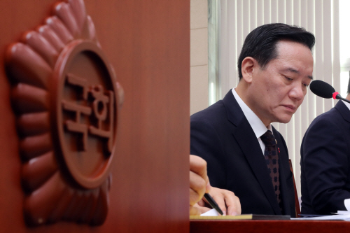 김현웅 법무부 장관이 22일 국회에서 열린 법제사법위원회 전체회의에서 상정된 법안과 관련, 의원들의 질의를 받고 있다. / 연합뉴스