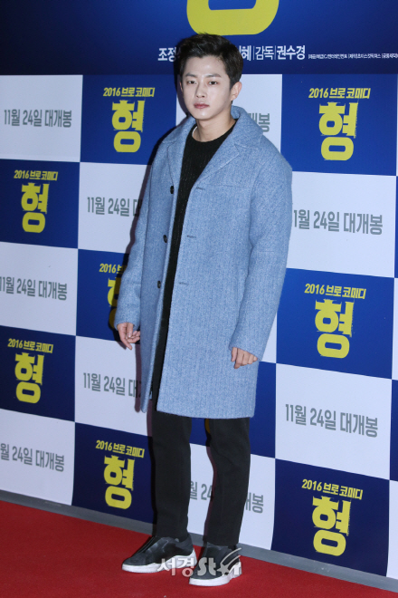 배우 김민석이 23일 열린 영화 ‘형’ VIP 시사회에 참석해 포즈를 취하고 있다.