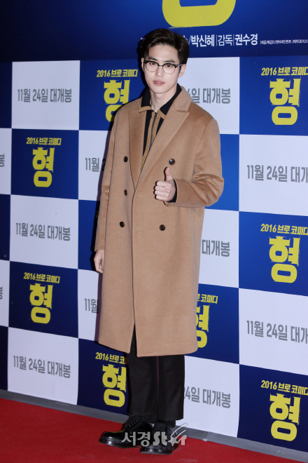 엑소(EXO) 수호가 23일 열린 영화 ‘형’ VIP 시사회에 참석해 포즈를 취하고 있다.