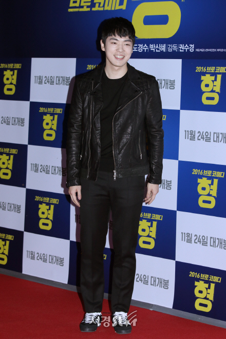 배우 김정현이 23일 열린 영화 ‘형’ VIP 시사회에 참석해 포즈를 취하고 있다.