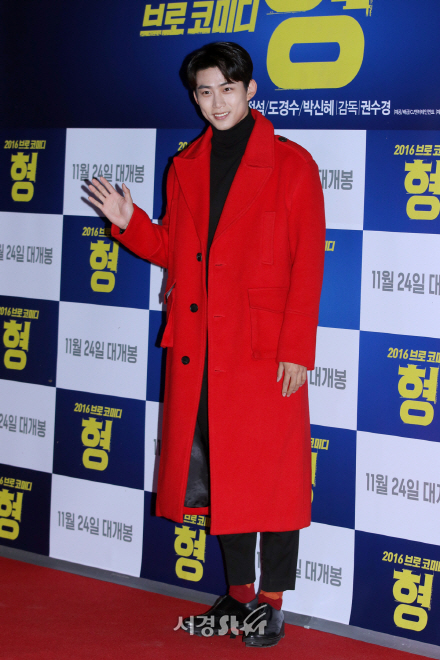 2PM 옥택연이 23일 열린 영화 ‘형’ VIP 시사회에 참석해 포즈를 취하고 있다.
