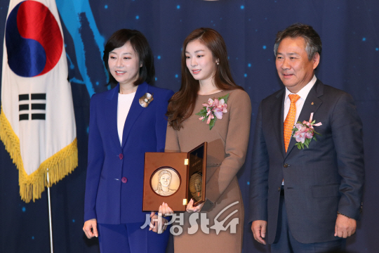 피겨여왕 김연아가 23일 열린 ‘2016 스포츠영웅 명예의 전당 헌액식’에 참석했다.
