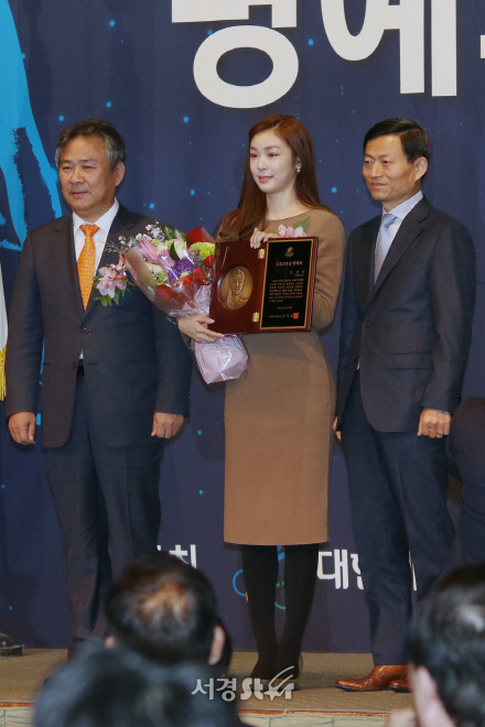 피겨여왕 김연아가 23일 열린 ‘2016 스포츠영웅 명예의 전당 헌액식’에 참석했다.
