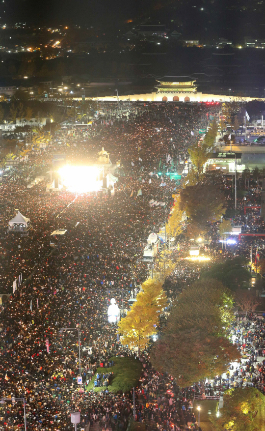 박근혜 대통령 퇴진을 요구하는 민중총궐기 대회가 열린 12일 오후 서울광장에 모였던 시민들이 촛불을 들고 청와대로 향하고 있다./사진공동취재단.