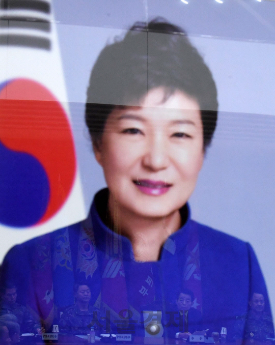 24일 서울 국방부에서 전군주요지휘관회의가 열린 가운데 박근혜 대통령 사진과 한민구 국방부 장관 등 참석한 장성들의 모습이 겹쳐 보이고 있다./권욱기자