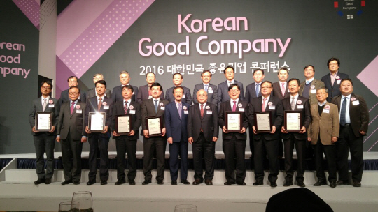 지난 22일 서울 롯데호텔에서 열린 ‘2016 대한민국 좋은기업 컨퍼런스’에서 발전분야 1위에 선정된 한수원(앞줄 오른쪽 다섯번째 윤청로 한수원 품질안전본부장) 등 수상자들이 기념촬영을 하고 있다.