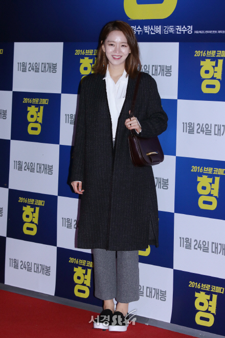 배우 신혜선이 23일 열린 영화 ‘형’ VIP 시사회에 참석해 포즈를 취하고 있다.