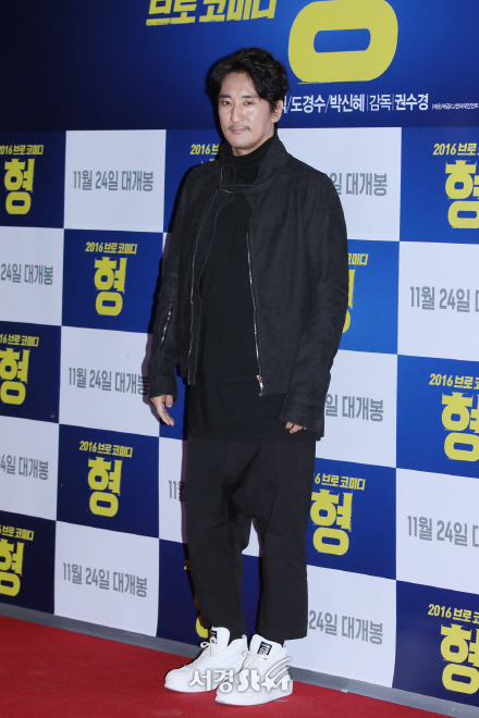 배우 신현준이 23일 열린 영화 ‘형’ VIP 시사회에 참석해 포즈를 취하고 있다.