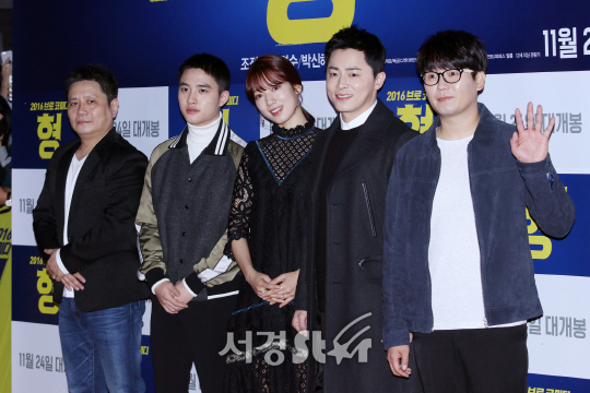 영화 ‘형’의 출연배우들이 23일 열린 영화 ‘형’ VIP 시사회에 참석해 포즈를 취하고 있다.
