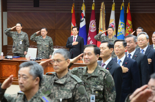 24일 오전 서울 용산 국방부에서 열린 전군주요지휘관회의에서 한민구 장관 등 참석자들이 국기에 대한 경례를 하고 있다. /국방부 사진공동취재단