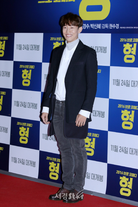 배우 강기영이 23일 열린 영화 ‘형’ VIP 시사회에 참석해 포즈를 취하고 있다.
