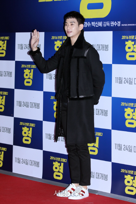 배우 김수현이 23일 열린 영화 ‘형’ VIP 시사회에 참석해 포즈를 취하고 있다.