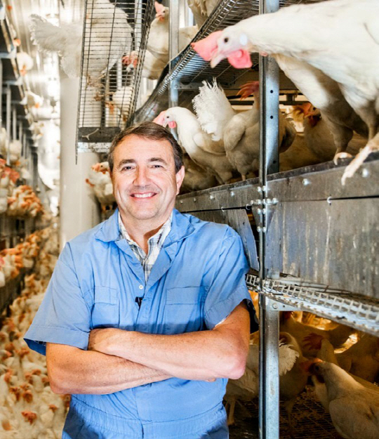 겁 없는 도전 - 3대 째 계란을 생산하는 양계 농부 그레그 허브루크는 이미 20년 전에 닭장 없이 닭을 키우는 것이 미래의 모습이라는 결론을 내렸다. 그의 회사는 2005년부터 아예 닭장을 짓지 않았다.