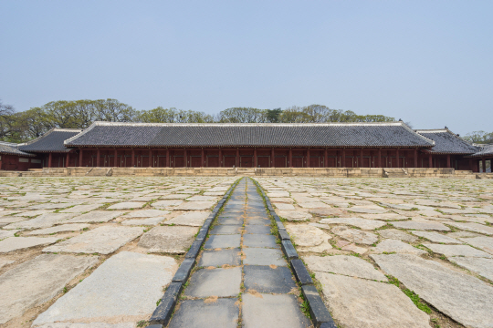 종묘 정전은 한국에서 가장 긴 한옥으로 조선왕조의 500년 역사와 함께 유기체처럼 칸이 늘어났다. 지붕의 색깔이 다른 부분이 시대에 따라 증개축한 흔적이다.  /사진제공=한겨레출판