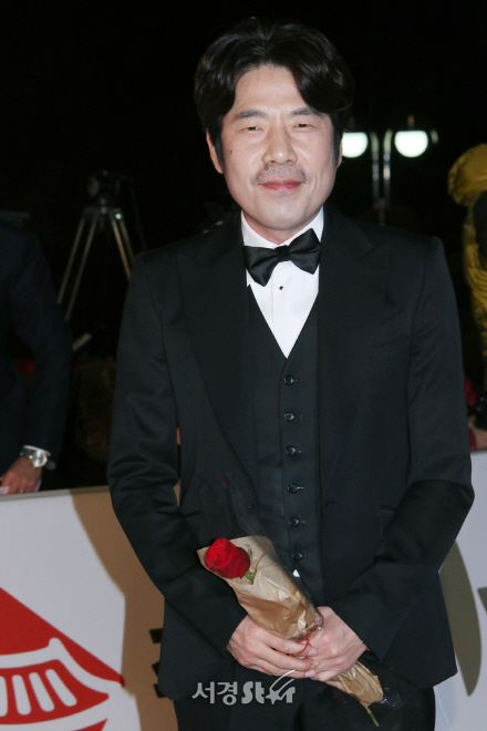 배우 오달수가 25일 경희대학교 평화의 전당에서 열린 제37회 청룡영화상 시상식에 참석했다.
