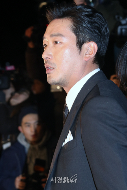 배우 하정우가 25일 경희대학교 평화의 전당에서 열린 제37회 청룡영화상 시상식에 참석했다.