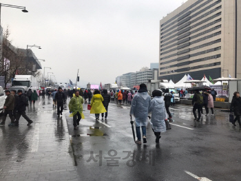 5차 주말 촛불집회가 열리는 26일 오후 집회 참가자들이 광화문광장 일대로 속속 모여들고 있다./이두형기자