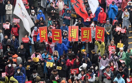박근혜 대통령 퇴진촉구 촛불집회가 열린 26일 오후 시민들이 청와대 인근 청운동까지 행진하고 있다. 전날 법원은청와대 앞 200m 거리인 청운효자동 주민센터 까지의 행진을 허락했다./권욱기자ukkwon@sedaily.com
