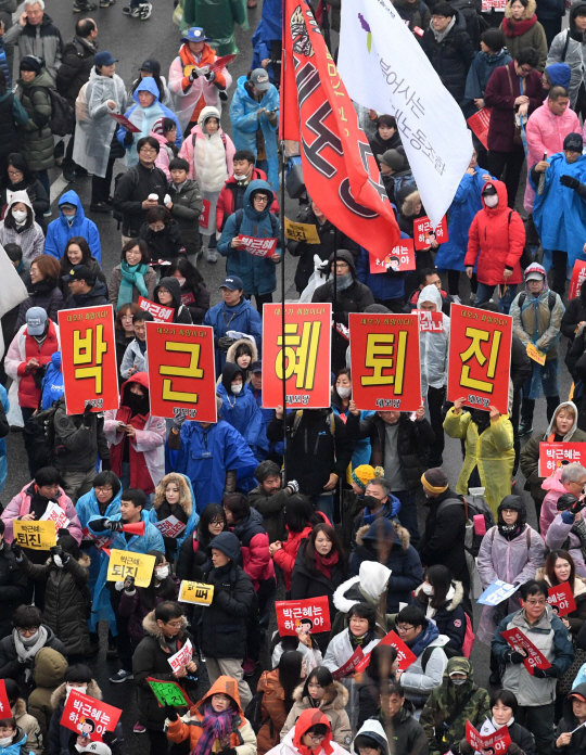 박근혜 대통령 퇴진촉구 촛불집회가 열린 26일 오후 시민들이 청와대 인근 청운동까지 행진하고 있다. 전날 법원은청와대 앞 200m 거리인 청운효자동 주민센터 까지의 행진을 허락했다./권욱기자ukkwon@sedaily.com